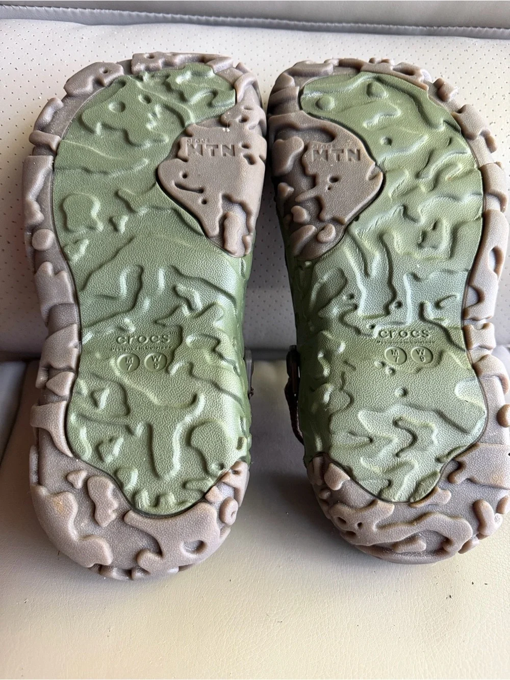 825 EUC Men’s Crocs All Terrain Atlas Green Clogs with Canvas Straps